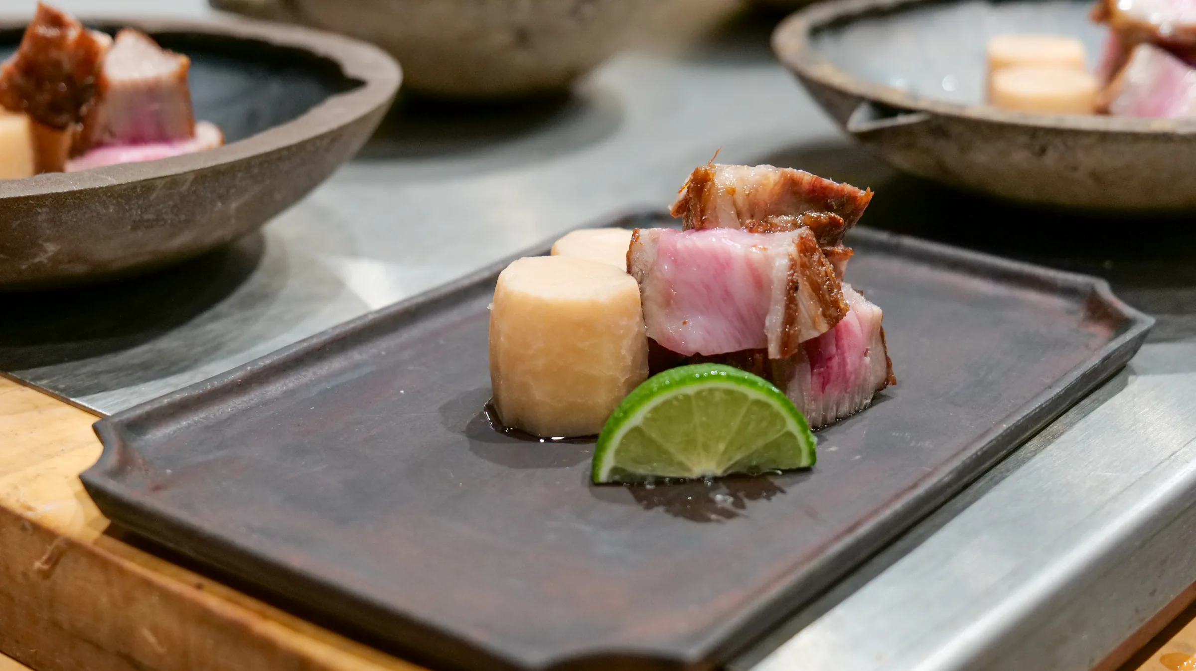 季節の食材を炭火で仕立てた一皿