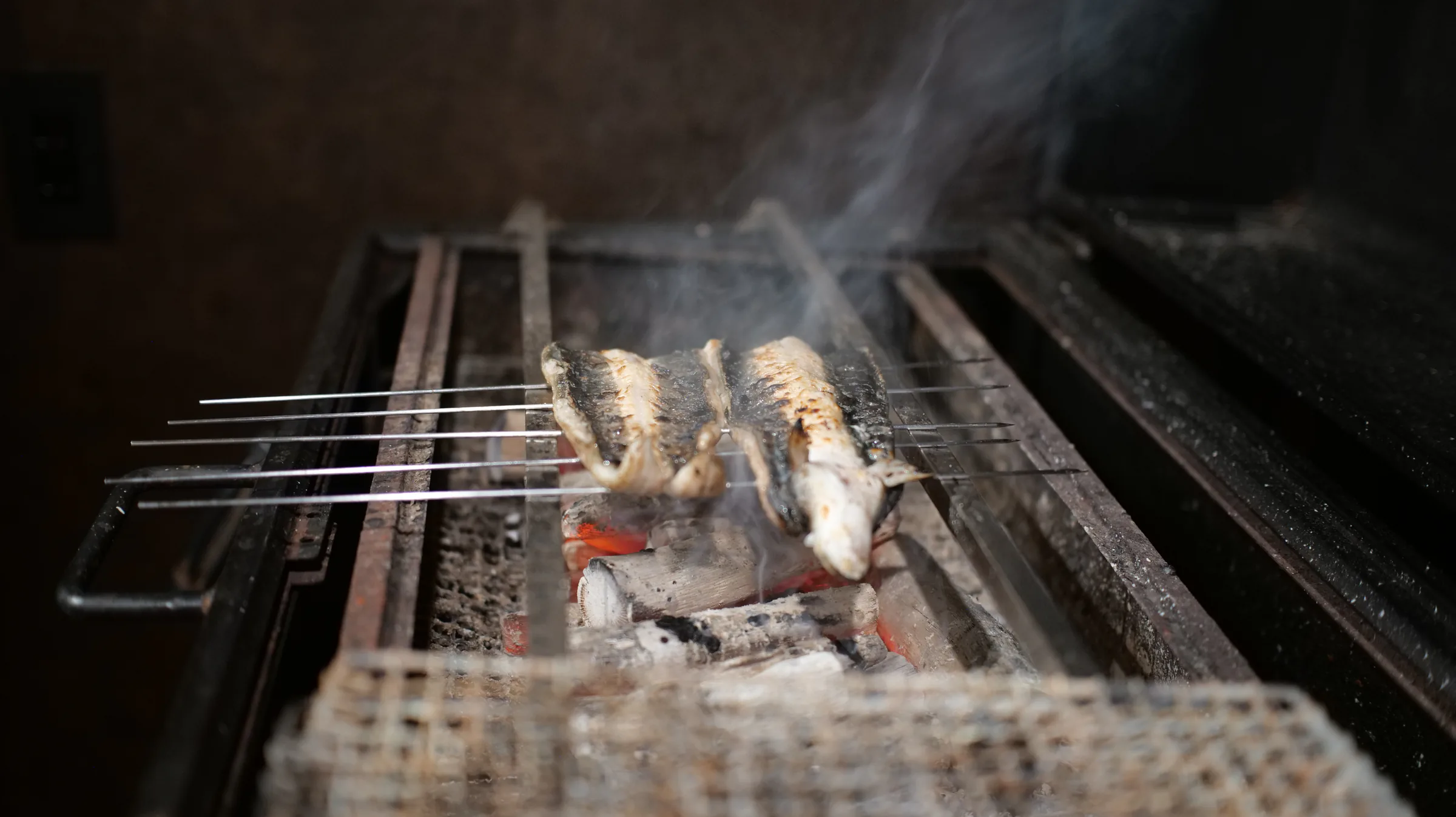炭火で鰻を焼き上げる様子