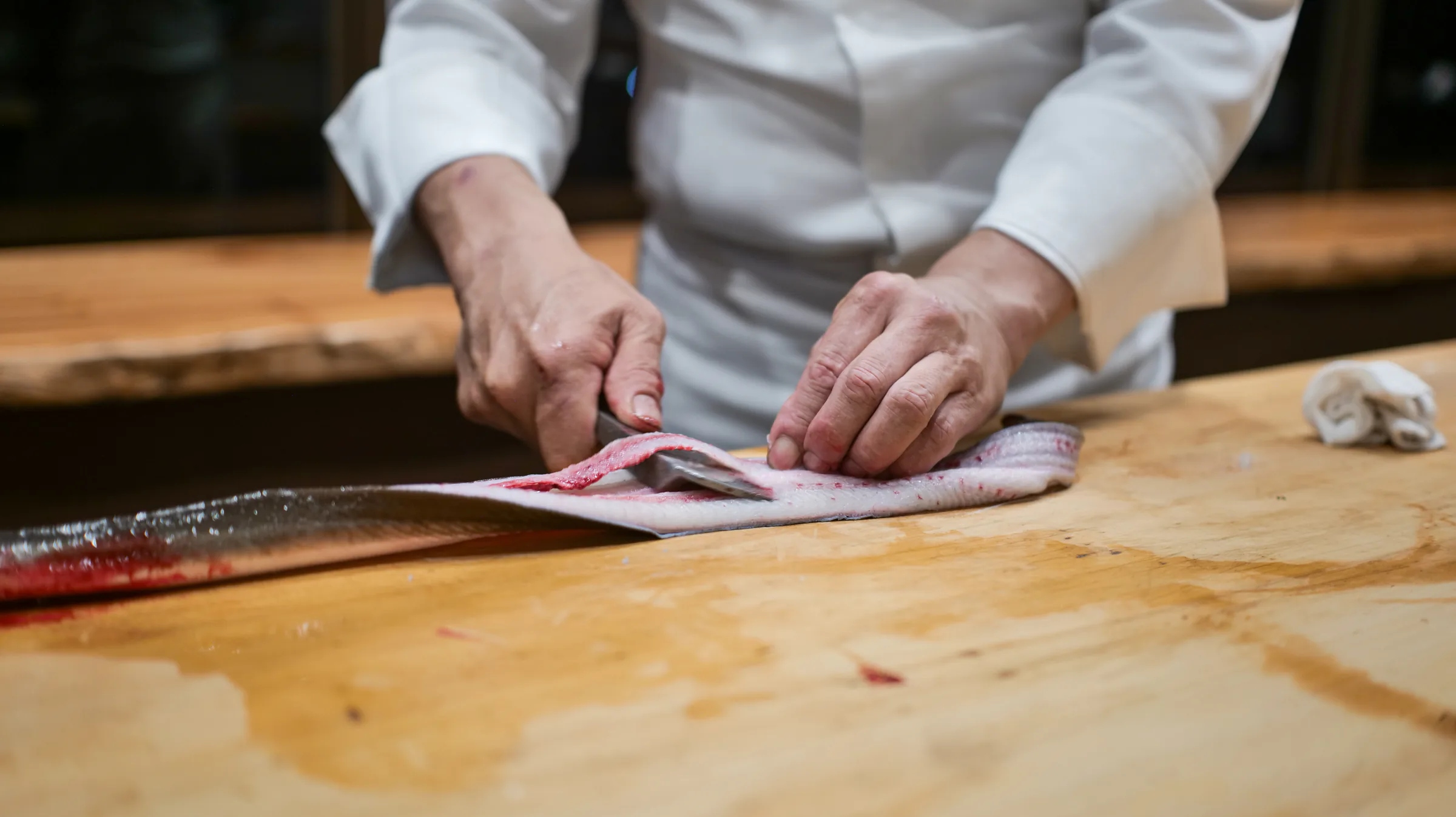 料理人が鰻を丁寧に捌く様子