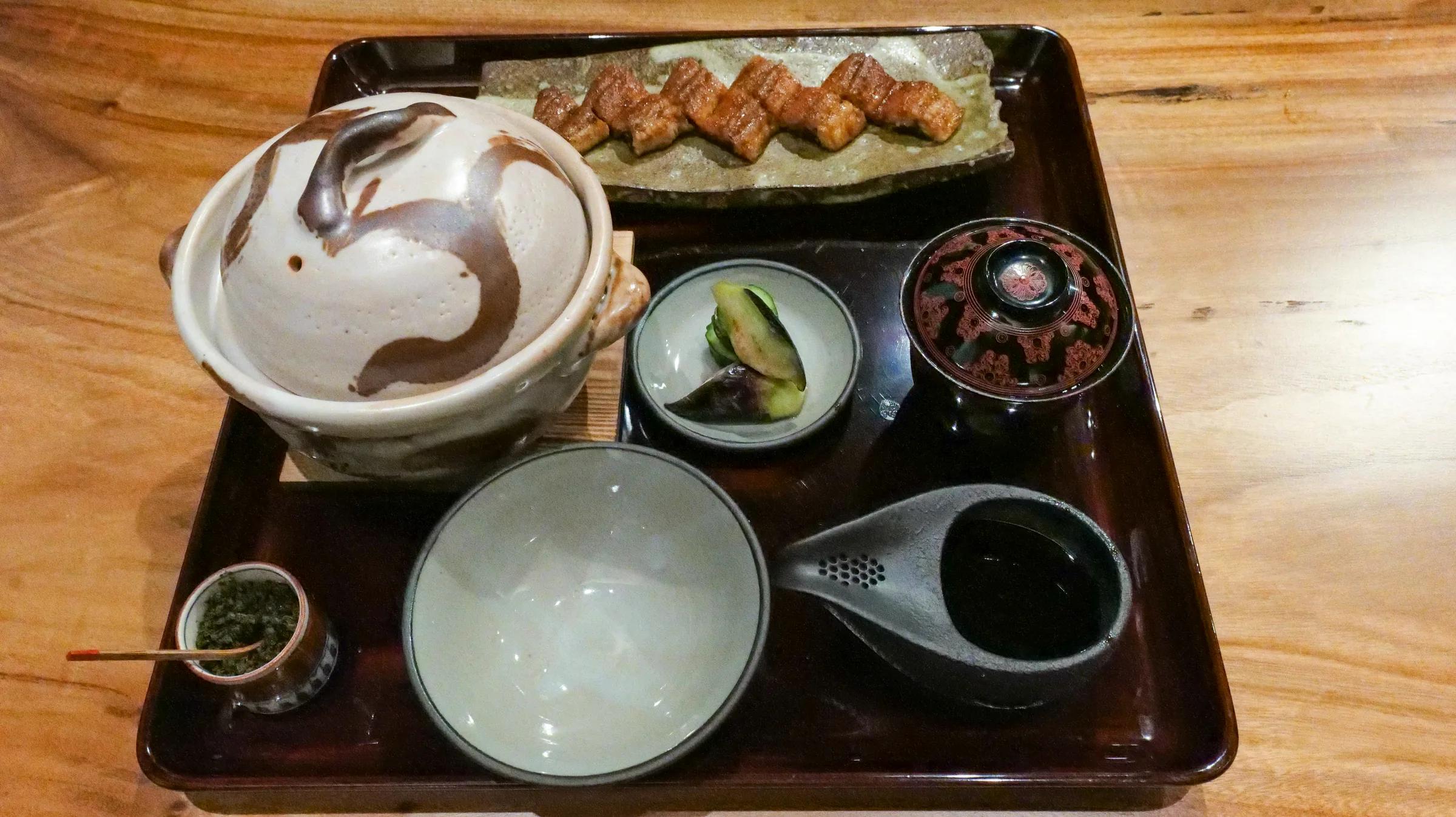 鰻の蒲焼、かまどご飯、香の物、お吸い物を揃えた昼の御膳